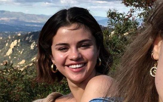 Selena Gomez được khen tươi tắn khi đăng ảnh mặt mộc