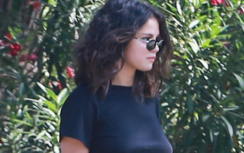 Selena Gomez mặc jeans rách, áo thun đơn giản xuống phố