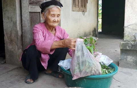 Cụ bà 83 tuổi đạp xe lên UBND xã xin thoát nghèo