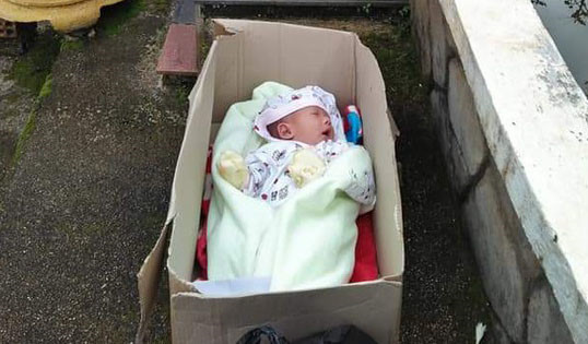 Bé trai 2 tháng tuổi bị bỏ rơi trong thùng giấy