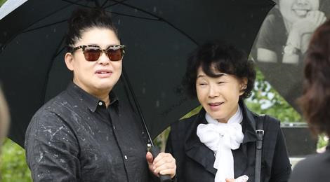 Mẹ và bạn thân viếng mộ trong ngày giỗ Choi Jin Sil