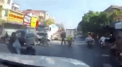 Nam thanh niên chở bạn gái vượt đèn đỏ ngã ra đường khi gặp cảnh sát