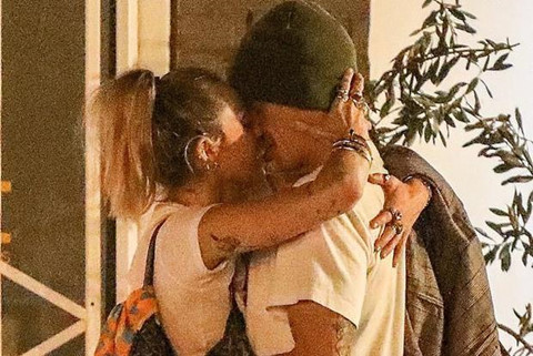Miley Cyrus ôm hôn bạn trai kém tuổi trên phố