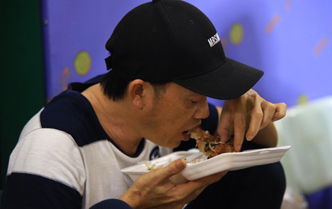 Hoài Linh ăn cơm hộp trong hậu trường live show Chí Tài