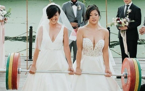 Hai cô dâu nâng tạ trong đám cưới đồng giới thay vì cắt bánh, nâng ly