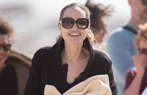 Angelina Jolie đưa các con đi dạo biển