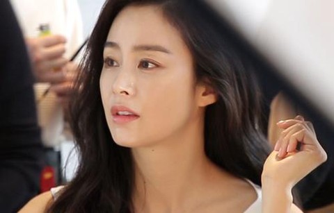 Kim Tae Hee tái xuất sau 40 ngày sinh con