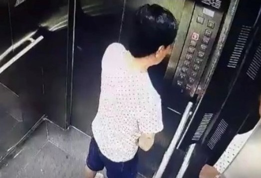 Người đàn ông tiểu tiện trong thang máy bị phạt