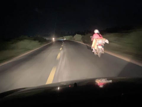 Tài xế ôtô soi đèn đường 60 km cho xe máy đi giữa trời tối