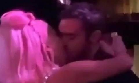 Lady Gaga hôn trai lạ trong bữa tiệc đón năm mới