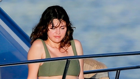 Selena Gomez diện bikini, tắm nắng trên du thuyền