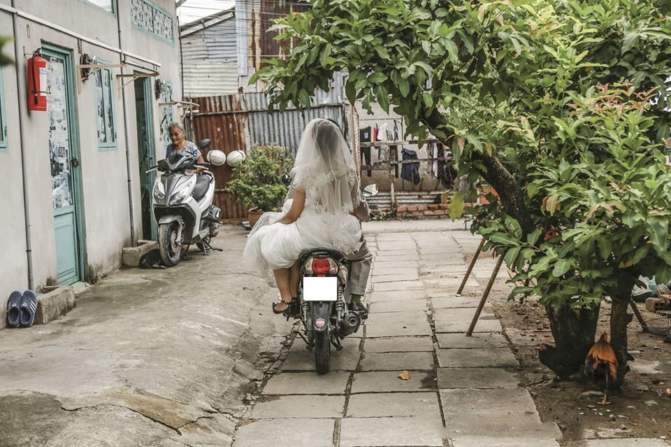 Hình ảnh chú rể chạy xe máy cũ rước dâu từ xóm trọ nghèo gây xúc động