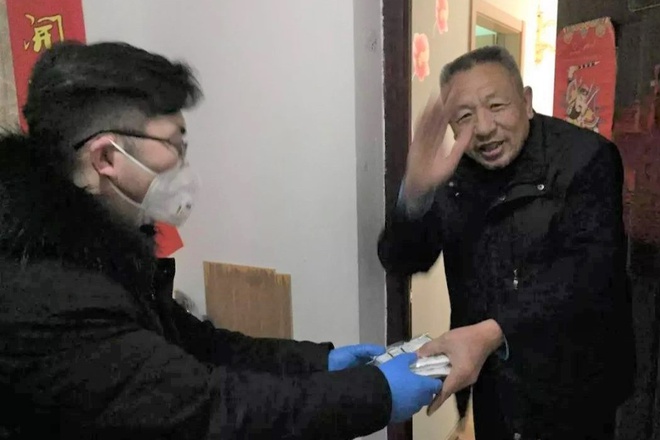 Chàng trai Trung Quốc tặng hàng xóm 6.000 khẩu trang ngăn virus corona