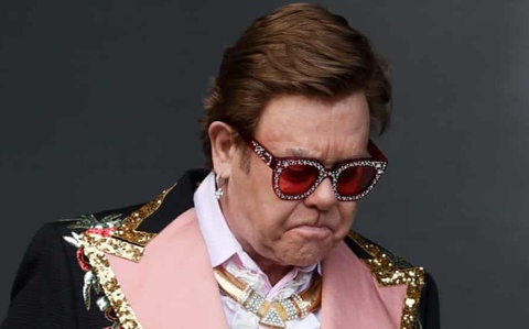 Elton John nghẹn ngào khi bỏ dở show vì bệnh viêm phổi