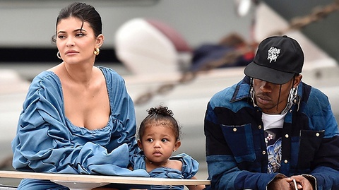 Kylie Jenner và bạn trai đưa con gái đi chơi