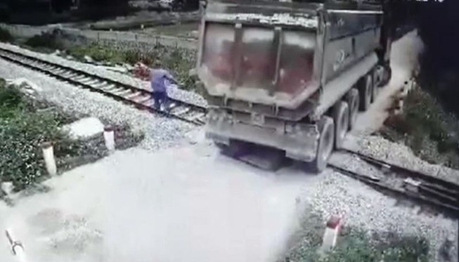 Nhân viên gác chắn cứu đoàn tàu khỏi tai nạn đường sắt