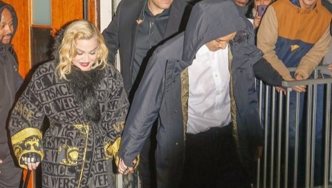 Madonna chống gậy, nắm tay bạn trai kém 36 tuổi