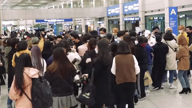 Người hâm mộ Hàn bị chỉ trích vì tụ tập đón thần tượng tại sân bay