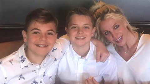Con trai Britney Spears mắng chửi ông ngoại