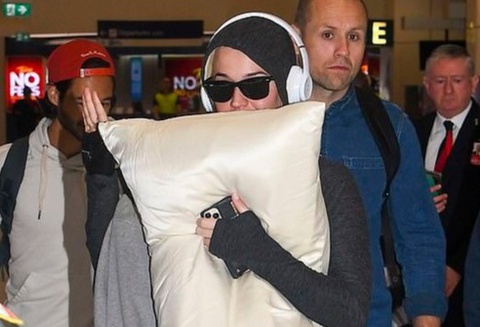 Katy Perry rời Australia sau khi Tom Hanks nhiễm bệnh