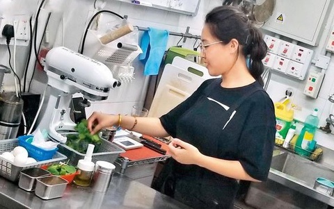 Sao nữ TVB làm phục vụ tại nhà hàng để kiếm sống