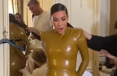 Kim Kardashian đau đớn vì mặc đồ bó sát