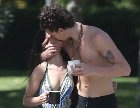 Shawn Mendes hôn Camila Cabello tại Miami