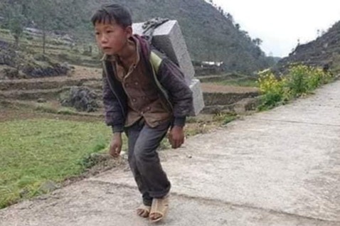 Cậu bé 12 tuổi cõng gạch thuê ở Hà Giang được hỗ trợ 45 triệu đồng