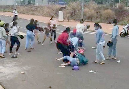 Hàng chục thiếu nữ lao vào đánh nhau