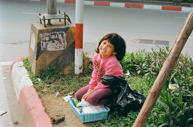 Nụ cười rạng rỡ của bé 8 tuổi bán hàng rong ở lề đường Hà Nội