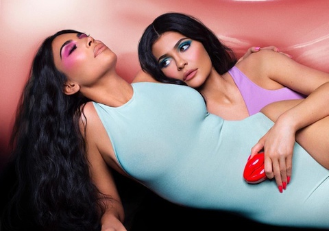 Kim Kardashian, Kylie Jenner bị chế nhạo vì chỉnh ảnh đến biến dạng