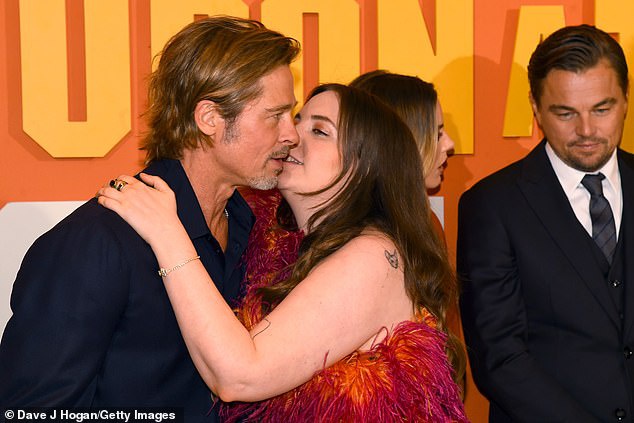 Sao nữ phân trần về việc hôn Brad Pitt trên thảm đỏ