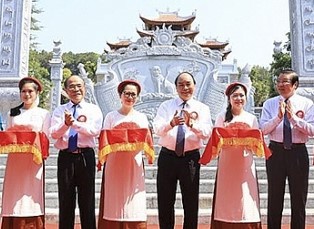 Thủ tướng cắt băng khánh thành Đền thờ Gia tiên Chủ tịch Hồ Chí Minh