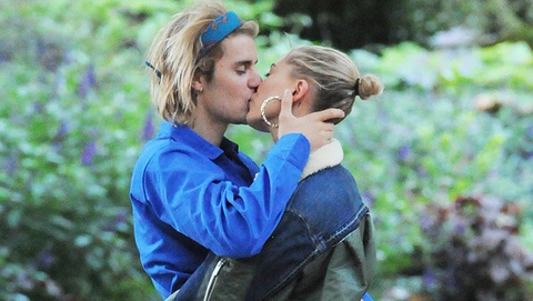 Hailey Bieber kể về nụ hôn đầu với Justin