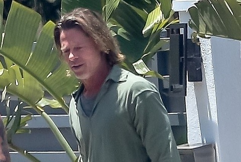 Brad Pitt trông già nua vì mái tóc dài, mặc xuề xòa