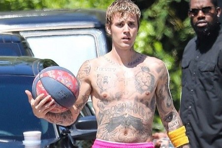 Justin Bieber béo bụng sau thời gian cách ly tại nhà