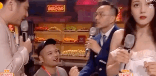 Fan cuồng lao lên sân khấu cầu hôn khiến Địch Lệ Nhiệt Ba hoảng sợ