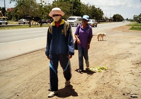 Cặp vợ chồng nghèo Thái Lan đi bộ 300 km để về quê thăm mẹ ốm