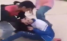 Hai nữ sinh Cần Thơ đánh bạn trước cổng trường