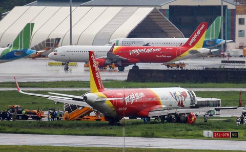 Máy bay lăn lệch đường băng, sân bay Tân Sơn Nhất tạm dừng hoạt động