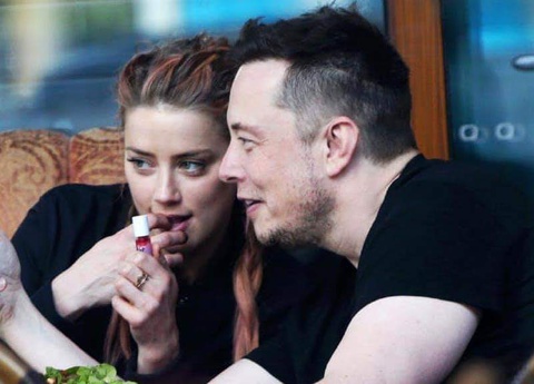 Elon Musk phủ nhận qua đêm với Amber Heard và siêu mẫu đồng giới