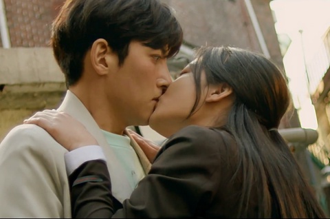 Hôn trẻ vị thành niên và những chi tiết nhạy cảm trên phim Hàn