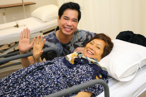 Mẹ Ngọc Sơn một mình từ Mỹ về Việt Nam điều trị khối u