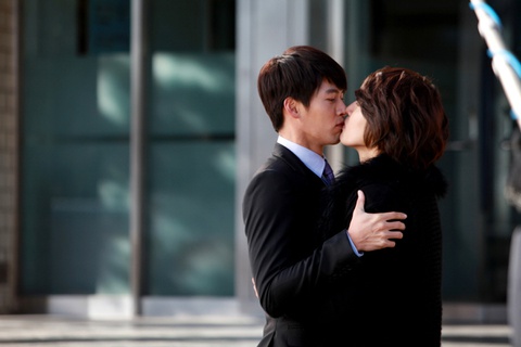 Nụ hôn đồng giới của Hyun Bin và cuộc thay đổi lịch sử của phim Hàn