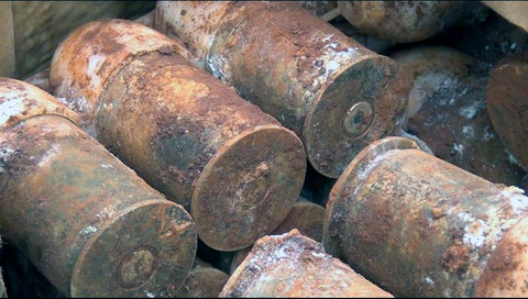 Phát hiện hơn 60 quả đạn pháo khi đào vườn
