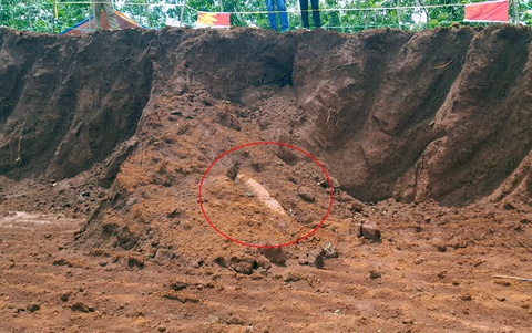 Công nhân đào trúng quả bom dài 2 mét