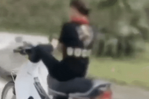 Nữ sinh 15 tuổi điều khiển xe máy bằng chân