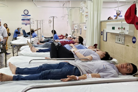 100 công nhân ở Đồng Nai nhập viện cấp cứu sau bữa cơm tối