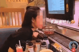 Nữ thực tập sinh Việt ở Nhật liếm sushi đang trên băng chuyền