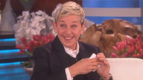 Ellen DeGeneres xin lỗi sau khi ê-kíp bị 36 nhân viên tố cáo
